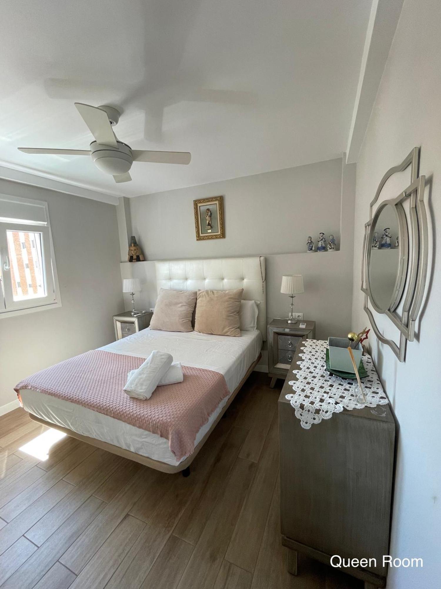 Cozy Room In Stylish Flat Just Steps From The Beach Кадис Экстерьер фото